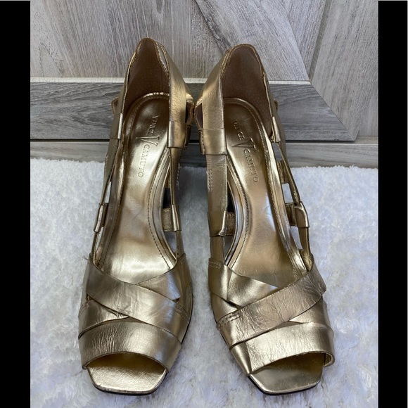 VINCE CAMUTO Peep Toe Sandal GOLD 8 - Picture 4 of 11
